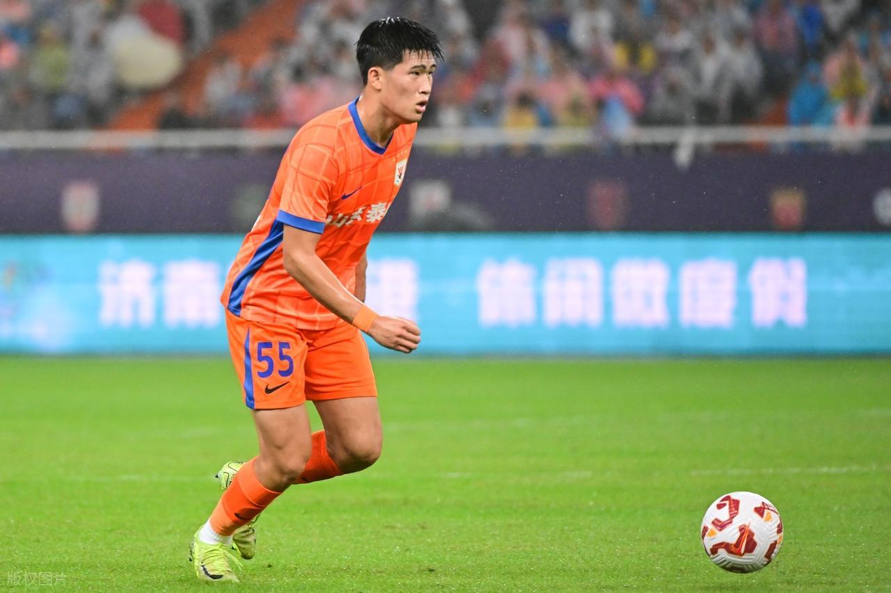 世界杯高清入口-进攻防守一把抓，山东泰山又贡献一名带刀后卫，球迷：国产拉莫斯